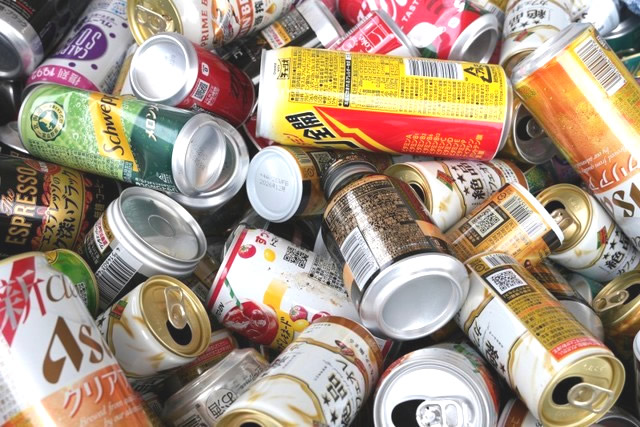 さまざまなアルミ缶を含む金属スクラップの山