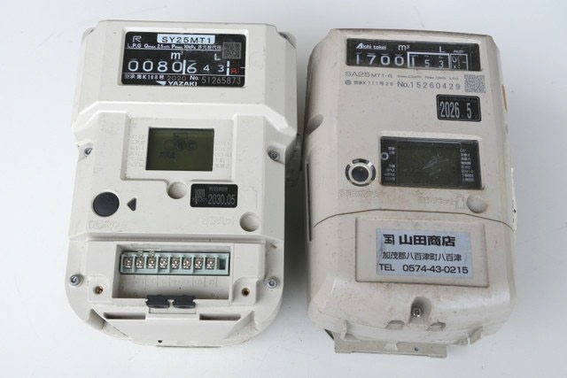 左右に並ぶ二つの電力量計（デジタル式）の測定器が置かれた写真