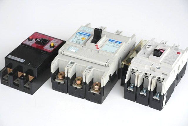 ブレーカーや金属部品の買取に適した電気機器の写真。豊田市・岐阜県で引き取り対応。