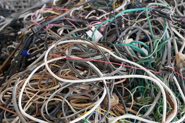 絡まった電線の山で、鉄・銅など金属の買取対象を連想させる光景