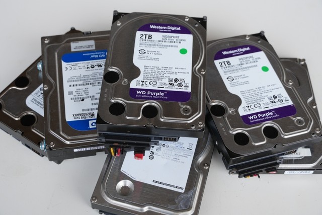 複数のWD Purple 2TBのハードディスクが山積みになっている様子